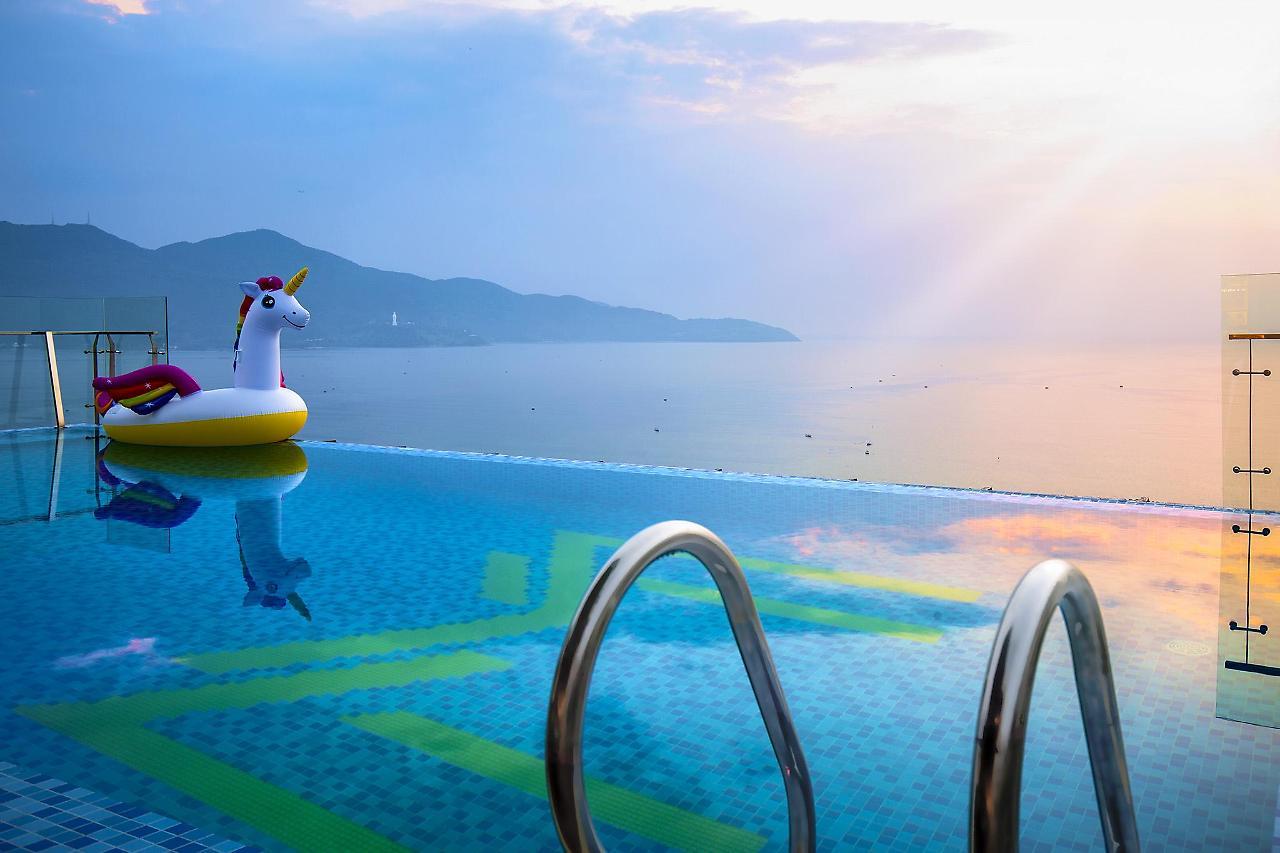 Maximilan Danang Beach Hotel Luaran gambar
