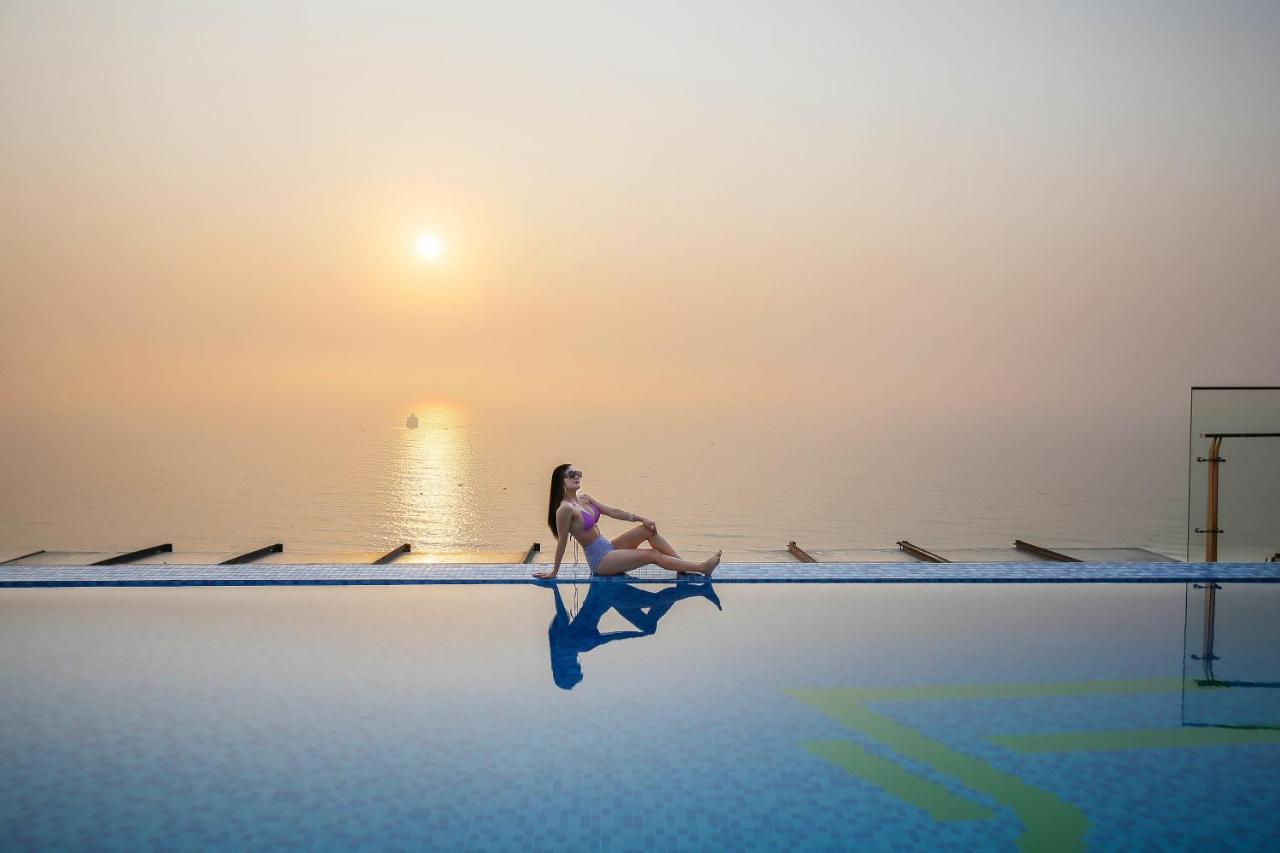 Maximilan Danang Beach Hotel Luaran gambar