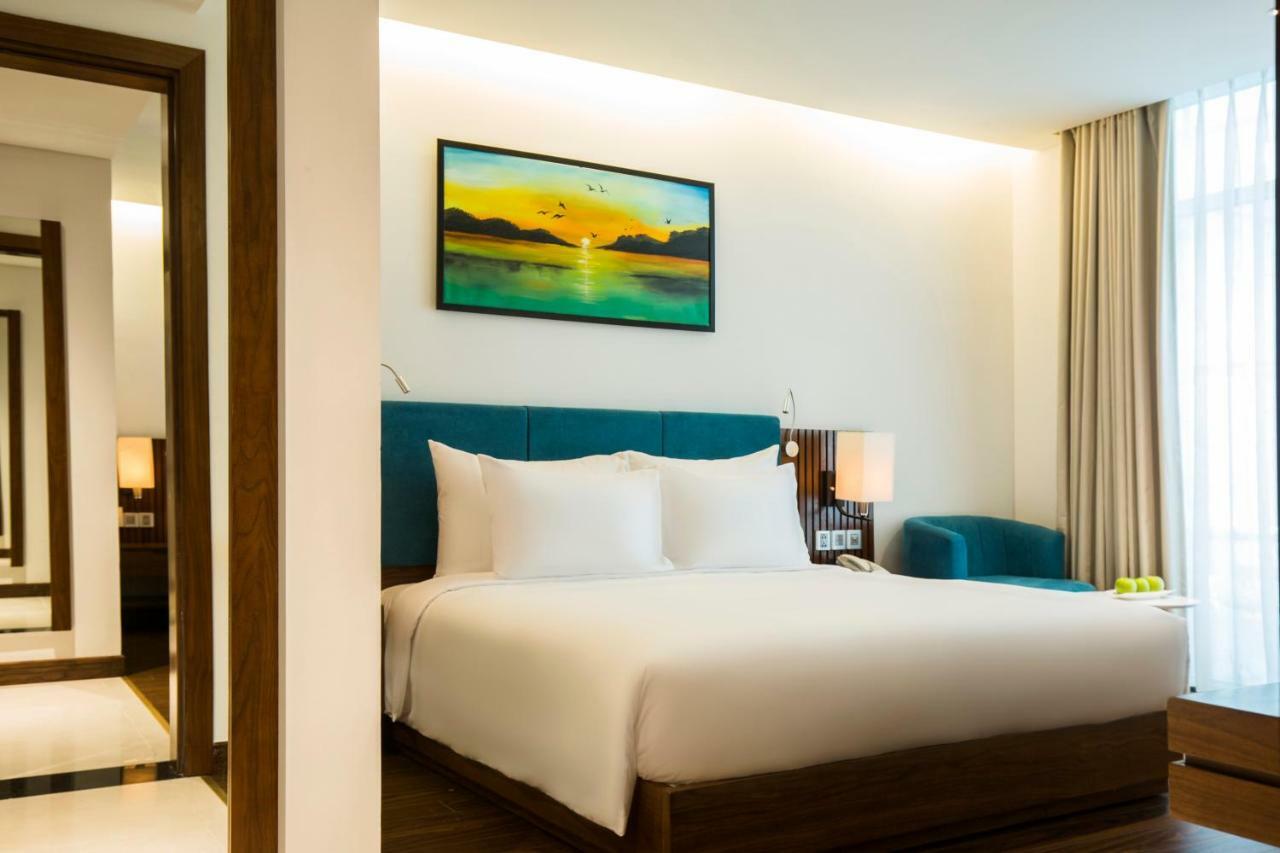Maximilan Danang Beach Hotel Luaran gambar
